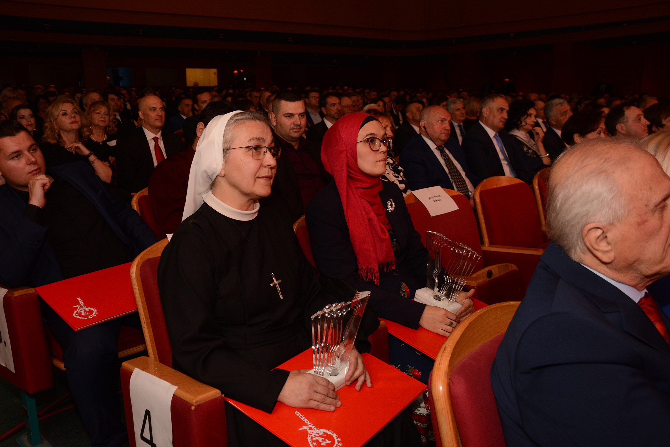 Sister Blanka and Mualima Šejla received the ''Večernjakov pečat'' Award for Interreligious Dialogue in 2019 (photo: Zeljko Milićević/Anadolu Agency)